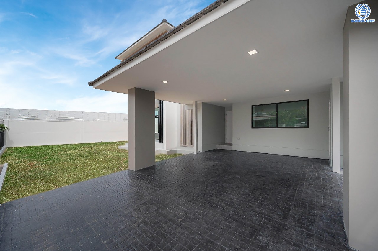 คฤหาสน์สุดหรู ดีไซน์สุด Luxury ติดถนนบรมราชชนนี โครงการ เดอะแกรนด์ ปิ่นเกล้า หลังมุม บนเนื้อที่ถึง 111.6 ตร.ว. ฟังก์ชัน 4 ห้องนอน 5 ห้องน้ำ 1 ห้องแม่บ้าน จอดรถได้ 2 คัน พร้อมบรรยากาศ Private บนทำเลเชื่อมต่อหลายเส้นทาง อาทิถนนบรมราชชนนี, ถนนพุทธมณฑลสาย3 ใกล้เซ็นทรัล ปิ่นเกล้า, ม.มหิดล และทางคู่ขนานลอยฟ้าบรมราชชนนี...